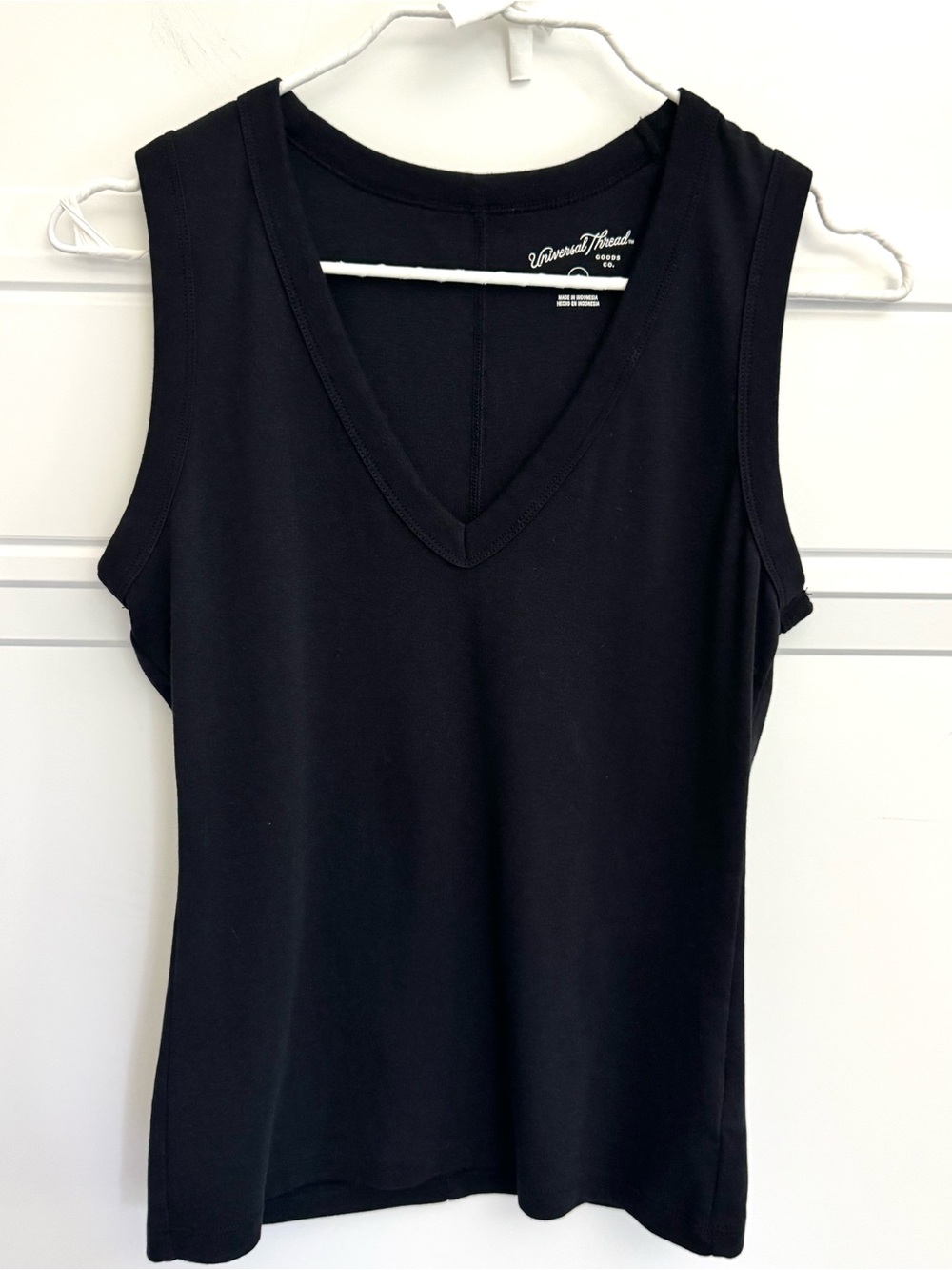 Universal Thread Black V-Neck Sleeveless Tank Top, S
